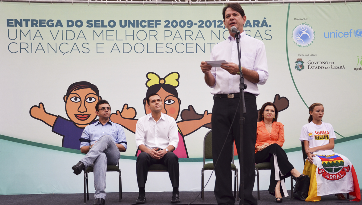 Governador entrega 60 veículos aos municípios referência no Selo Unicef