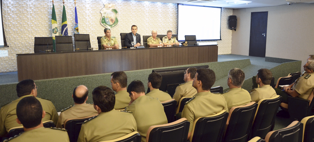 Secretário fala para oficiais da Escola de Comando do Exército